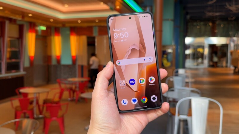 Oneplus 13 Display Cruise Hall Hero