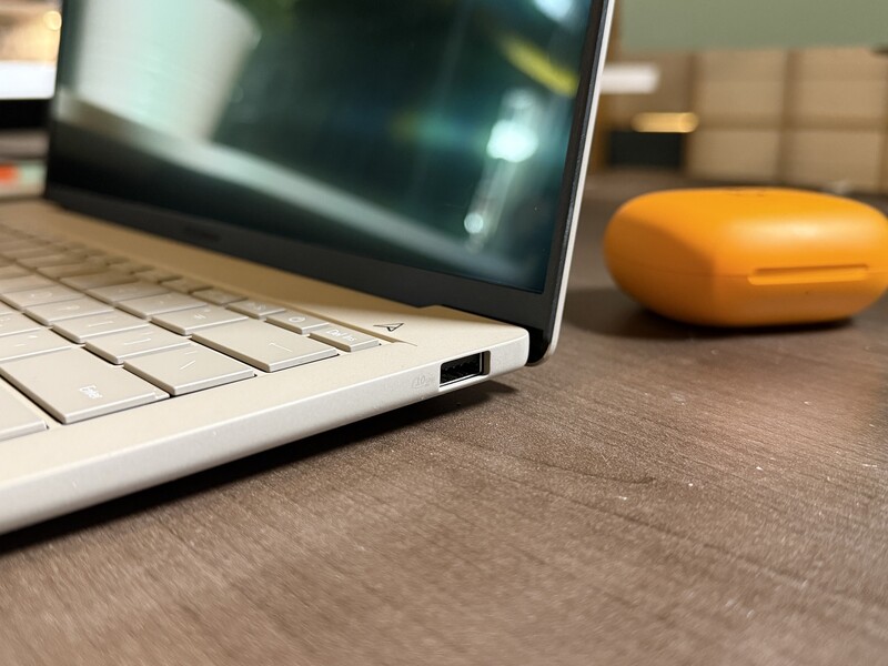 Asus Zenbook A 14 Lifestyle Port And Keyboard
